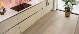 Ambiant Viranto 9040.6506.19 Light Brown PVC plank plak pvc in woonkamer sfeerfoto
