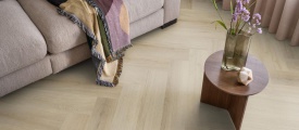 Ambiant Spigato XL Valento Visgraat Click 6081.2014.19 Smoky visgraat click pvc in woonkamer bij beige bank en ronde bijzettafel
