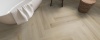 Ambiant Spigato XL Valento Visgraat 6080.1014.19 Smoky visgraat plak pvc in badkamer met vrijstaand bad en gevlochten wasmand