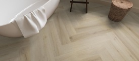 Ambiant Spigato XL Valento Visgraat 6080.1014.19 Smoky visgraat plak pvc in badkamer met vrijstaand bad en gevlochten wasmand