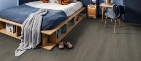 Ambiant Viranto Brown Grey 9040.6508.19 plak pvc plank in woonkamer als sfeerfoto