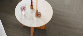 Ambiant Spigato Viranto Visgraat Brown 9030.1507.19 plak pvc visgraat in woonkamer als sfeerfoto