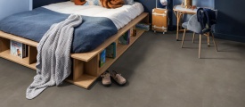 Ambiant Piazzo XL Light Taupe 6090721519 plak pvc tegel in woonkamer als sfeerfoto