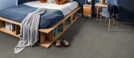 Ambiant Piazzo XL Taupe 6090721619 plak pvc tegel in woonkamer als sfeerfoto