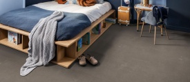 Ambiant Piero Taupe 6020900319 plak pvc tegel in woonkamer als sfeerfoto