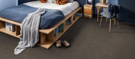 Ambiant Piero Brown Grey 6022920419 click pvc tegel in woonkamer als sfeerfoto