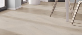 Attico Visgraat XL 82 visgraat plak PVC sfeerfoto in woonkamer