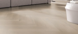 Attico Visgraat XL 83 visgraat plak PVC sfeerfoto in woonkamer