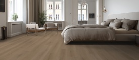 Belakos Puro 420 plak PVC plank gelegd in een lichte woonkamer met een warme houtlook