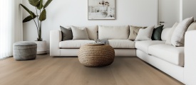 Belakos Puro 440 plak PVC plank in een ruim interieur met een rustig en luxe vloerbeeld