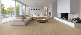 Belakos Puro 450 click PVC plank gelegd in een eigentijdse woonkamer met zachte houttinten