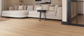 Castell Ultimate 890 193 Oak Cognac PVC plank plak pvc in woonkamer sfeerfoto