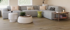 Castell Ultimate 890 196 Oak Wheat PVC plank plak pvc in woonkamer sfeerfoto