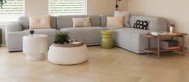 Castell Ultimate 880 281 Cedar Maple visgraat visgraat plak pvc in woonkamer sfeerfoto