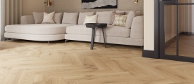 Castell Ultimate 890 293 Oak Cognac visgraat visgraat plak pvc in woonkamer sfeerfoto