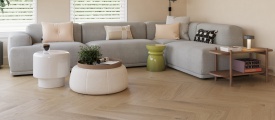 Castell Ultimate 890 295 Oak Limewood visgraat visgraat plak pvc in woonkamer sfeerfoto