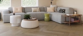 Castell Ultimate 890 296 Oak Wheat visgraat visgraat plak pvc in woonkamer sfeerfoto