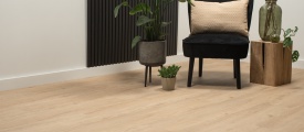 Floer Natuur PVC FLR-3041 Garda Grijsbeige PVC plank plak pvc in woonkamer sfeerfoto