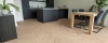 Floer Walvisgraat PVC FLR-3527 Gaia Grijsbeige visgraat plak pvc in woonkamer sfeerfoto