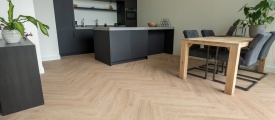 Floer Walvisgraat PVC FLR-3527 Gaia Grijsbeige visgraat plak pvc in woonkamer sfeerfoto
