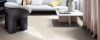 Floorify Grote Tegels Click F032 Piccolo PVC tegel click pvc in woonkamer sfeerfoto