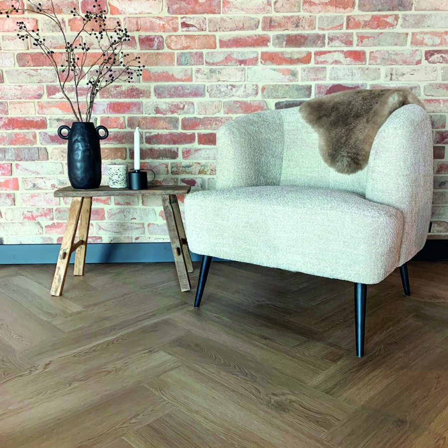 Gelasta Artline Register Visgraat 2401 Smoked visgraat plak pvc in woonkamer sfeerfoto