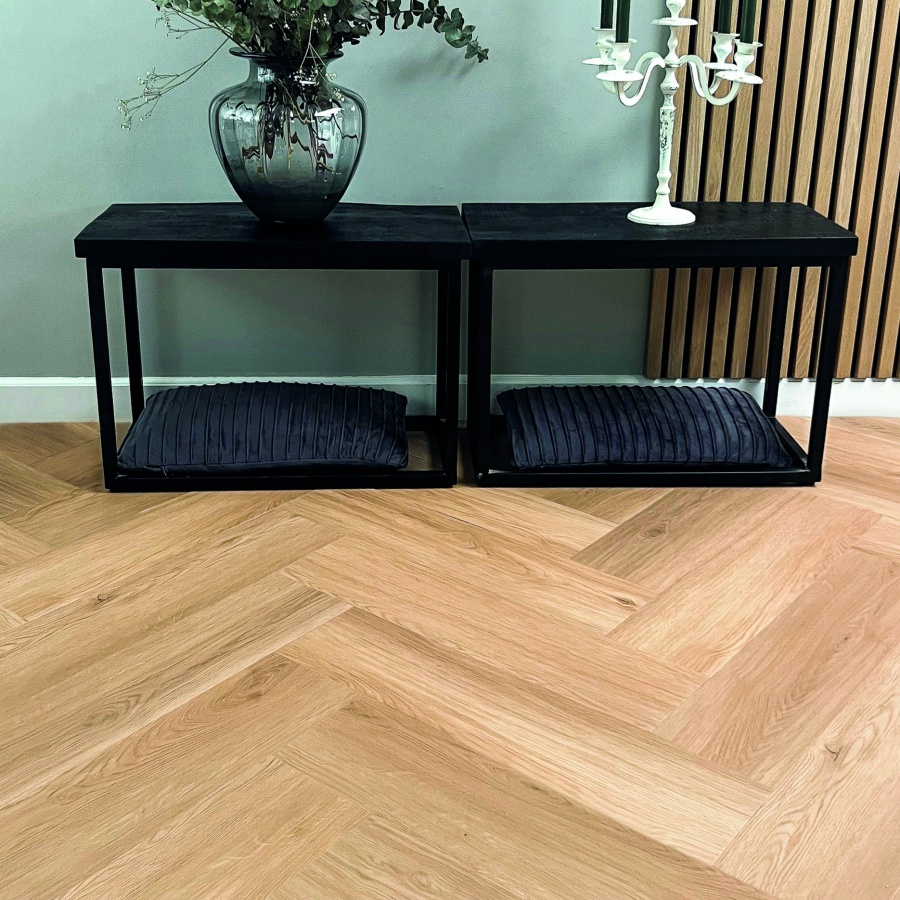 Gelasta Artline Register Visgraat 2402 Natural visgraat plak pvc in woonkamer sfeerfoto