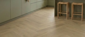Gelasta Purio Walvisgraat Double Smoked 1140 plak PVC in woonkamer sfeerfoto