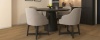 Gelasta Intense Oak Brown 1302 plak PVC plank in woonkamer sfeerfoto