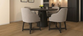 Gelasta Intense Click Oak Brown 3302 click PVC plank in woonkamer sfeerfoto