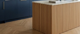 Gelasta Intense Walvisgraat Oak Brown 1402 walvisgraat plak PVC in woonkamer sfeerfoto