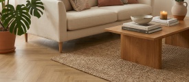 Gelasta Intense Walvisgraat Click Oak Light 3400 walvisgraat click PVC in woonkamer sfeerfoto