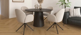 Gelasta Intense Walvisgraat Oak Naturel 1401 walvisgraat plak PVC in woonkamer sfeerfoto