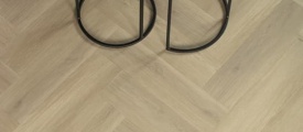Gelasta Artline Register Visgraat 2400 Beige visgraat plak pvc in woonkamer sfeerfoto