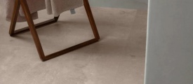 Hebeta Beton Design 38217 plak PVC tegel in badkamer bij houten handdoekrek