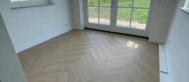 Hebeta Charente Visgraat 77846 Naturel Licht Eiken visgraat plak pvc in woonkamer sfeerfoto