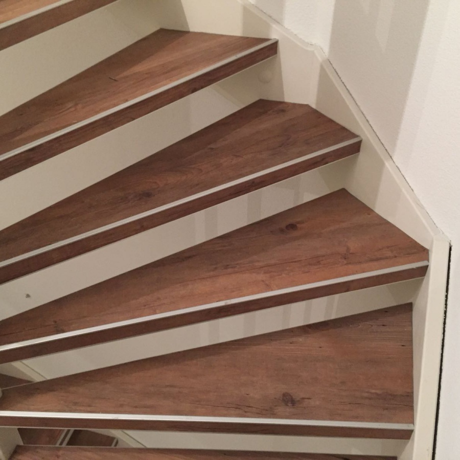 Mflor Authentic Plank Mocha op trap met trapkant profiel