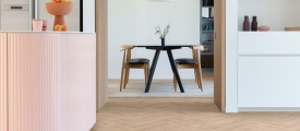 Moduleo Roots Visgraat Galway Oak 87231V variant visgraat plak pvc in woonkamer sfeerfoto