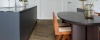 Therdex Hongaarse punt Chevron 6544 Hongaarse punt plak pvc in woonkamer sfeerfoto