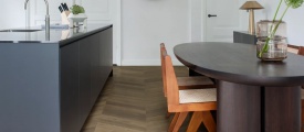 Therdex Hongaarse punt Chevron 6544 Hongaarse punt plak pvc in woonkamer sfeerfoto