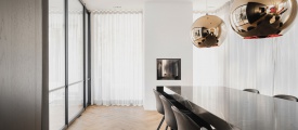 Therdex Herringbone Authentic 7563 visgraat plak pvc in woonkamer sfeerfoto