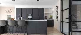 Therdex Herringbone Chevron 6042 visgraat plak pvc in woonkamer sfeerfoto
