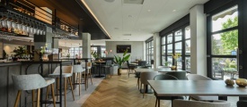 Therdex Herringbone Chevron 6043 visgraat plak pvc in woonkamer sfeerfoto