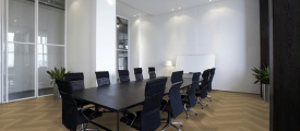 Therdex Herringbone Chevron 6044 visgraat plak pvc in woonkamer sfeerfoto