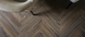 Therdex Walnut 6051 visgraat click pvc in woonkamer sfeerfoto