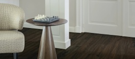 Therdex Walnut 12053 PVC plank plak pvc in woonkamer sfeerfoto