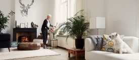 sfeerfoto van visgraat 6810 in woonkamer met rustige houtdessin