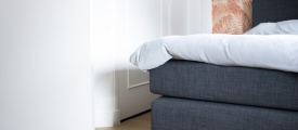 VivaFloors Bordeaux 8540 click PVC plank gelegd in een warm ingericht interieur
