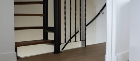 VivaFloors Bordeaux 8540 plak PVC plank sfeerbeeld in een eigentijds interieur