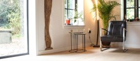 VivaFloors Bordeaux 8510 click PVC plank sfeerfoto in een lichte woonkamer